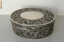 CASETA OVALA PENTRU BIJUTERII CONFECTIONATA DIN METAL ALB ARGINTAT CU ORNAMENTE BOGATE foto