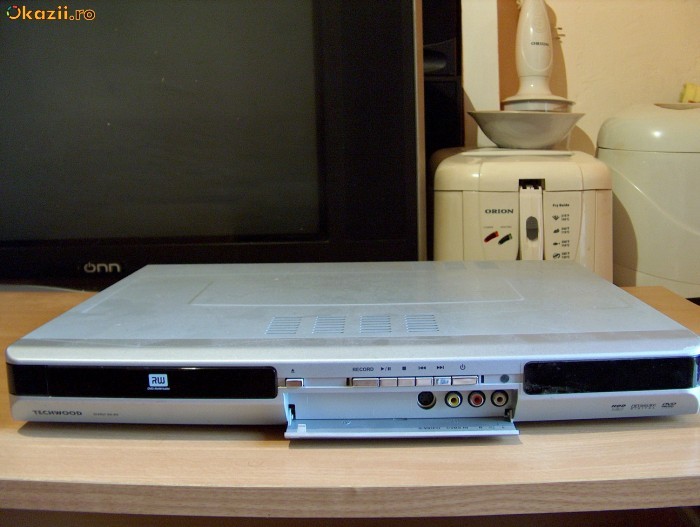 VAND DVD_RECORDER CU HARD DE 80Gb TECHWOOD-DVDH 84-80 FARA TELECOMANDA foto mare